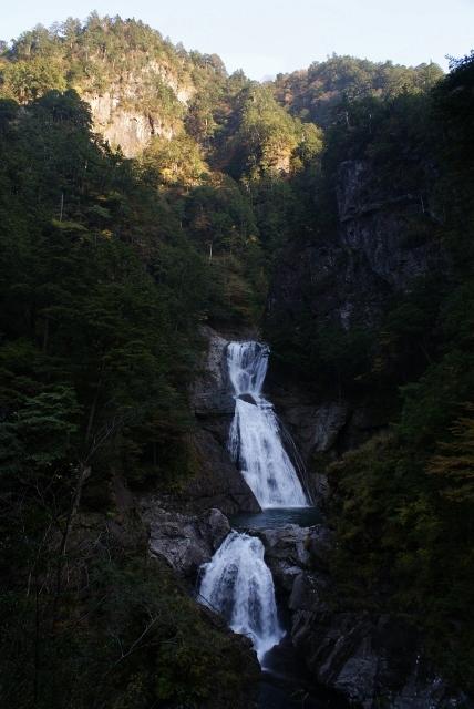 七ツ釜滝。見事なスケールの滝です。